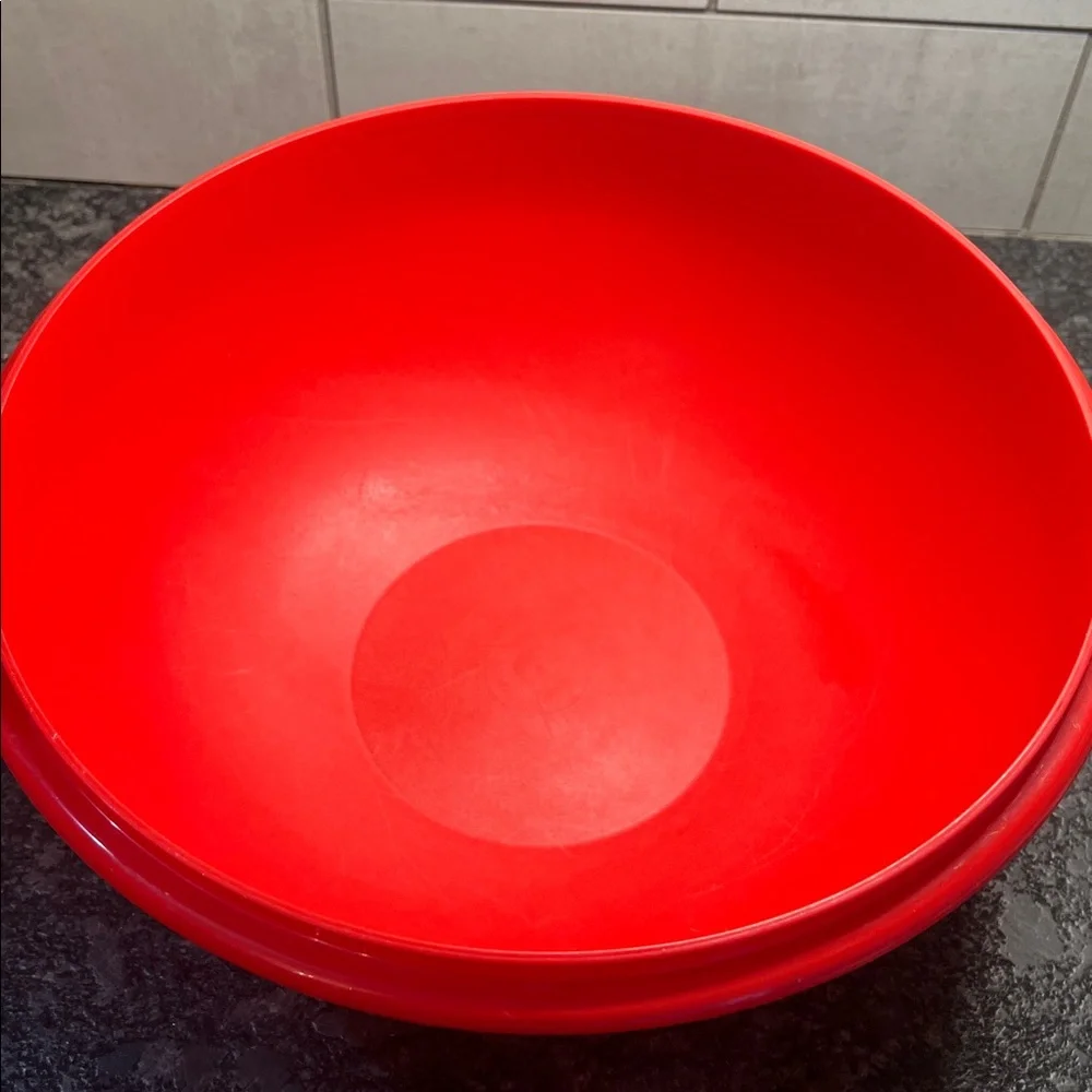 26 cup vintage Tupperware Red and White Mixing Bowl with Lid. Great condition